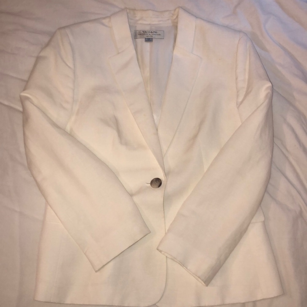 Women’s Tahari dress blazer.